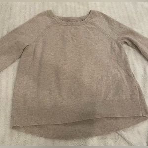 Banana Republic sweater size XS. Beautiful gold shimmer w ribbed edge & detail